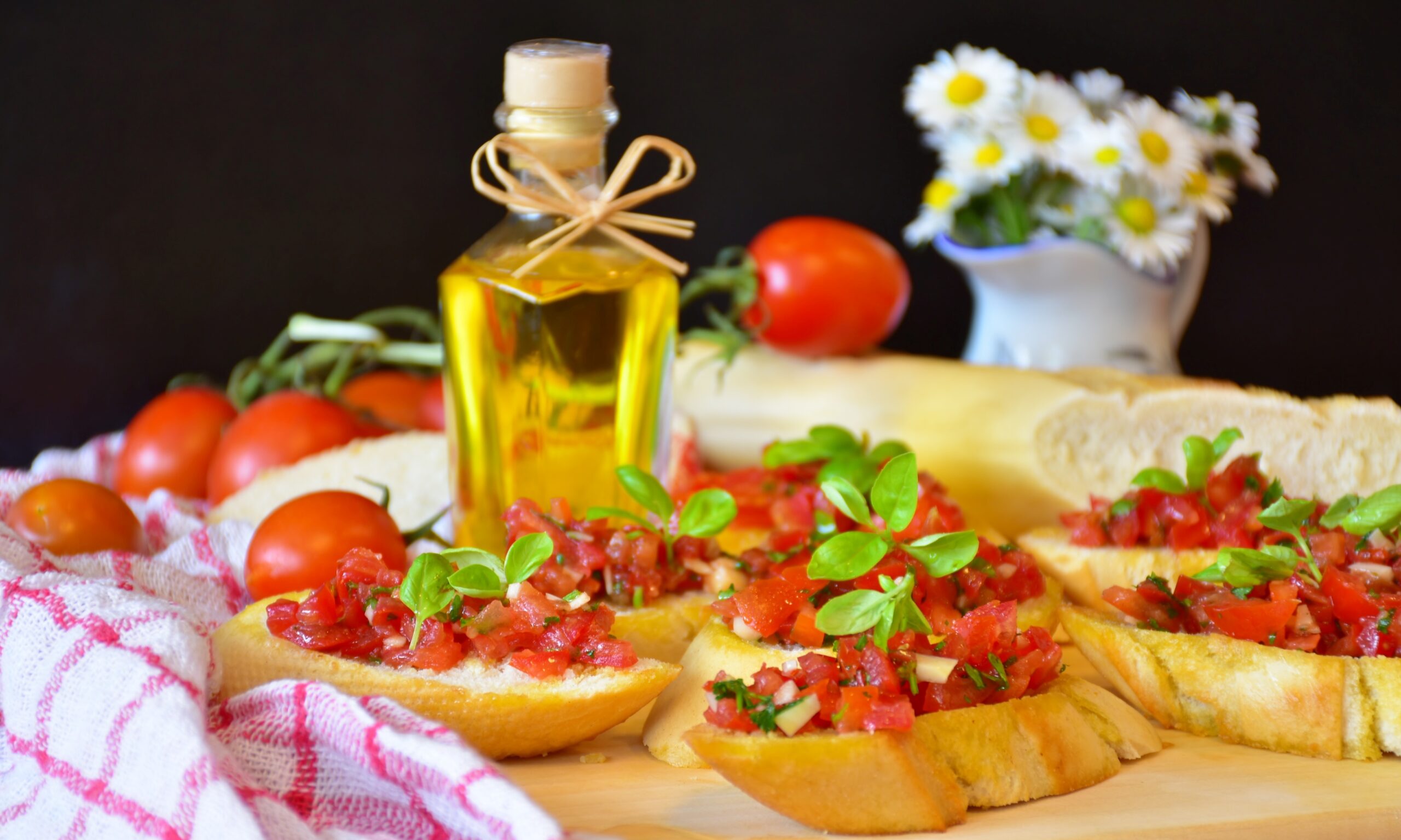 Mediterrane Vorspeisen-Platte mit frischen Tomaten, Kräutern und Olivenöl – die Grundzutaten für klassische Bruschetta