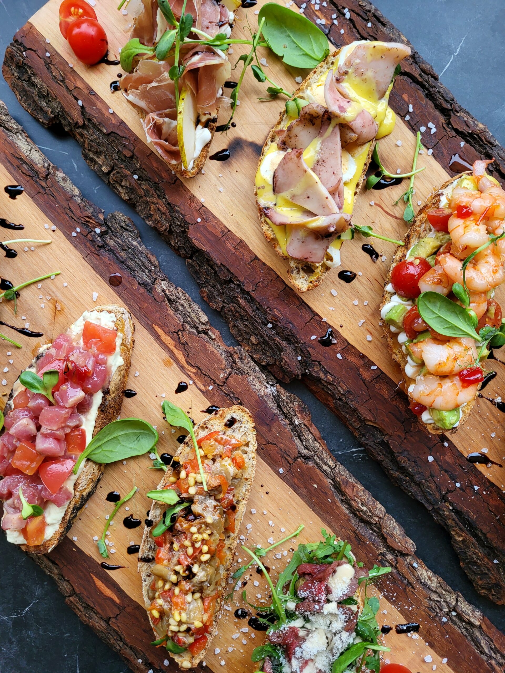 Bruschetta in balkanischer Interpretation mit frischen Zutaten – mediterrane Tradition im Restaurant Pasanini